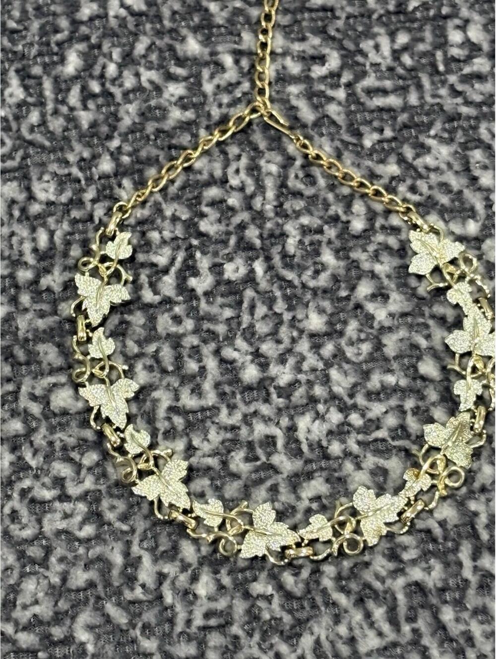 Vintage Gold Tone Leaf Necklace – Elegant Ivy Design Costume Jewelry